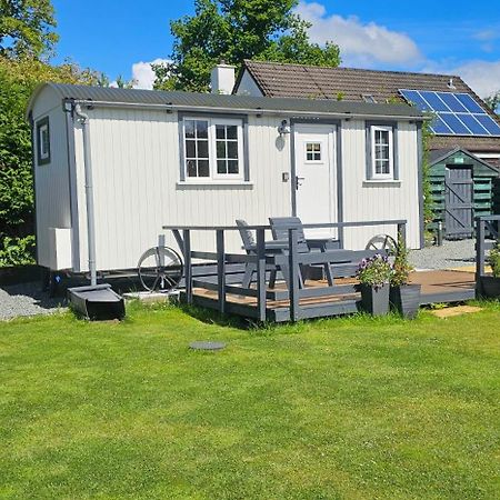 Small Cozy Shepherd Hut 20 By 7 Feet With Boxed In High Double Bed Balmacara Extérieur photo