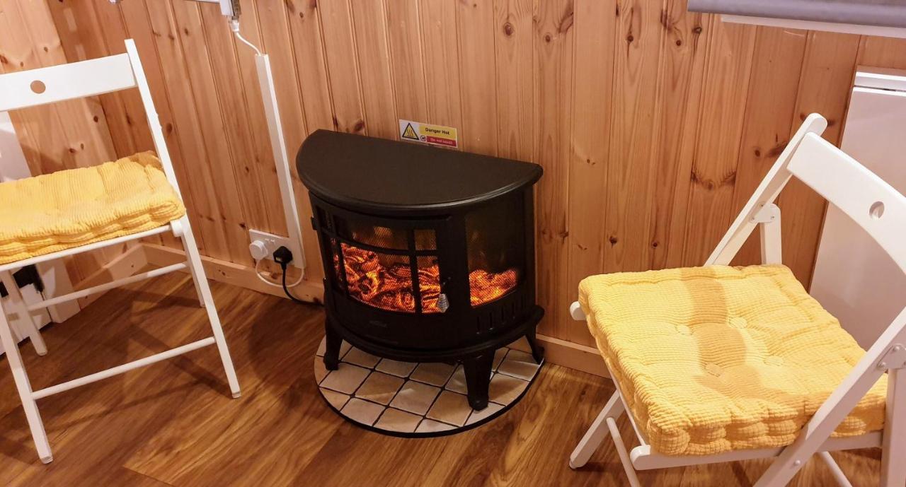 Small Cozy Shepherd Hut 20 By 7 Feet With Boxed In High Double Bed Balmacara Extérieur photo