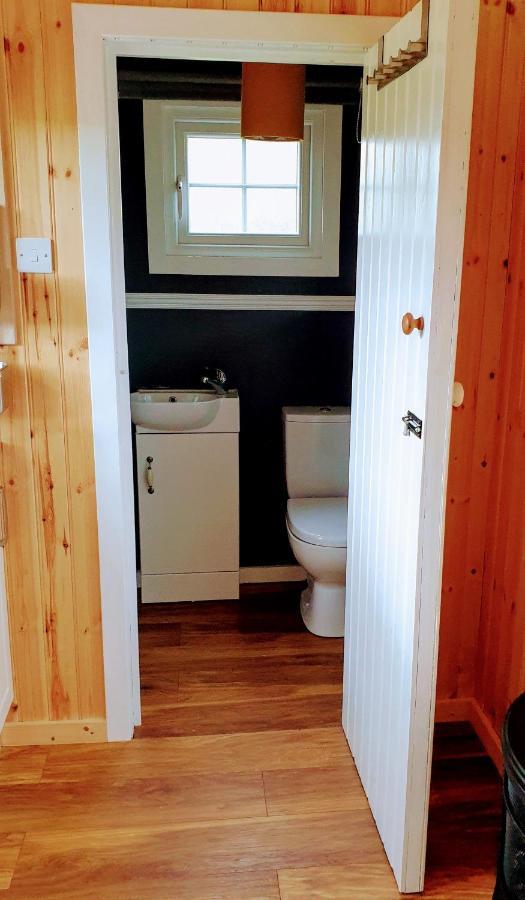 Small Cozy Shepherd Hut 20 By 7 Feet With Boxed In High Double Bed Balmacara Extérieur photo
