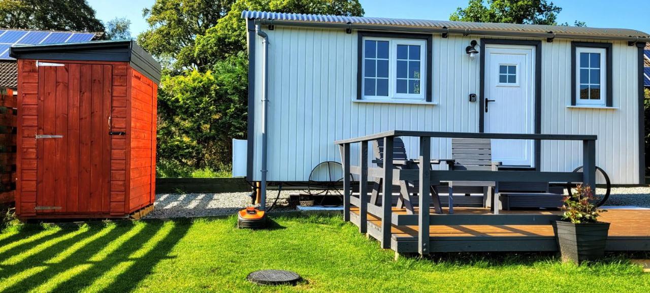 Small Cozy Shepherd Hut 20 By 7 Feet With Boxed In High Double Bed Balmacara Extérieur photo