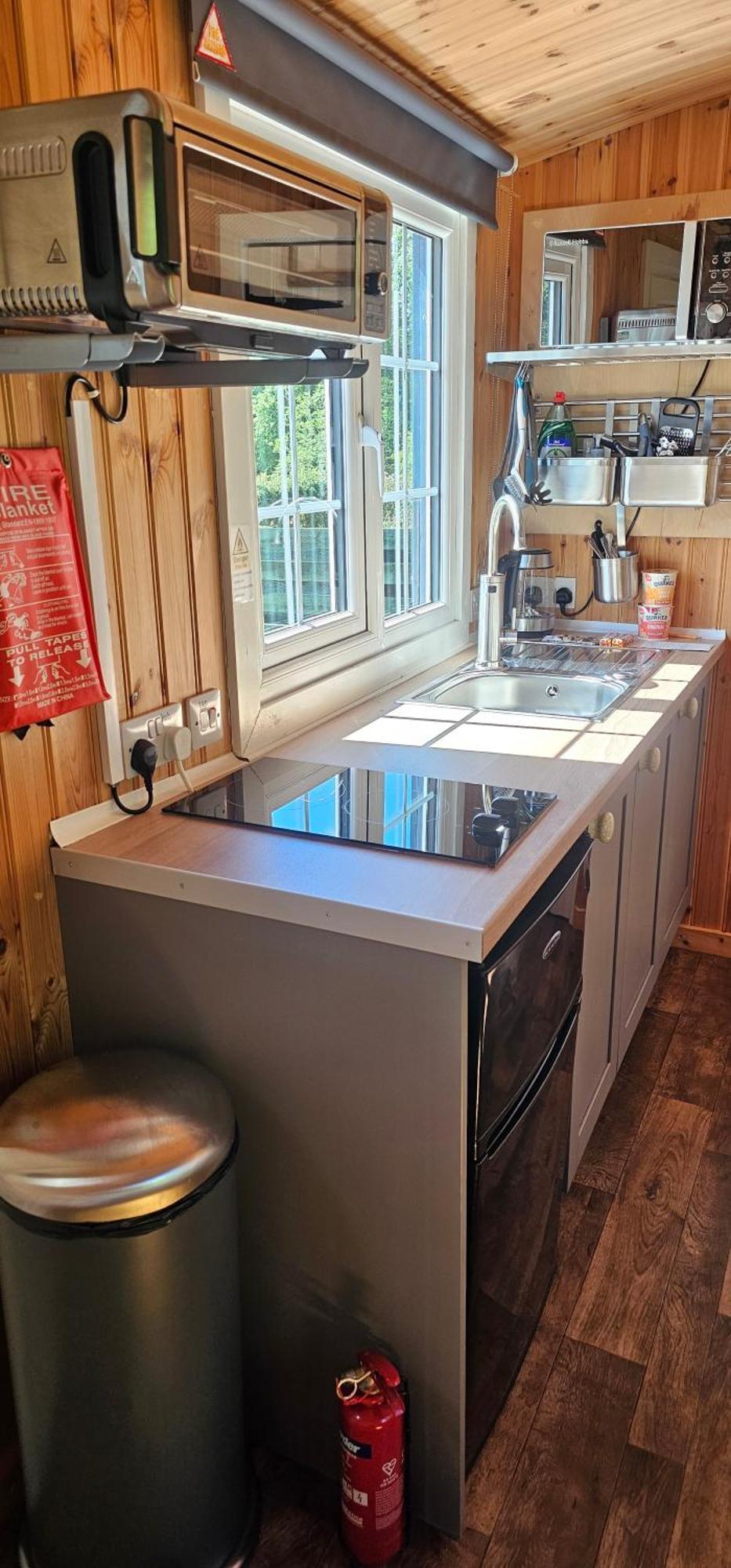 Small Cozy Shepherd Hut 20 By 7 Feet With Boxed In High Double Bed Balmacara Extérieur photo